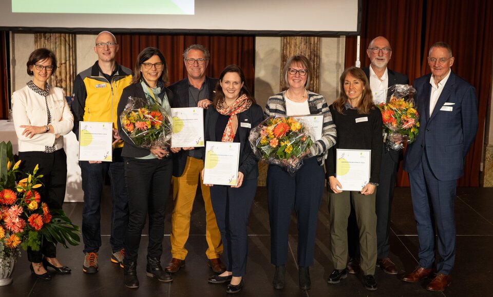 Preisträger:innen 2024 mit Marianne Schnarwiler, Geschäftsführerin AKS (li.) und Peter Kasper, Stiftungsratspräsident AKS (r.)