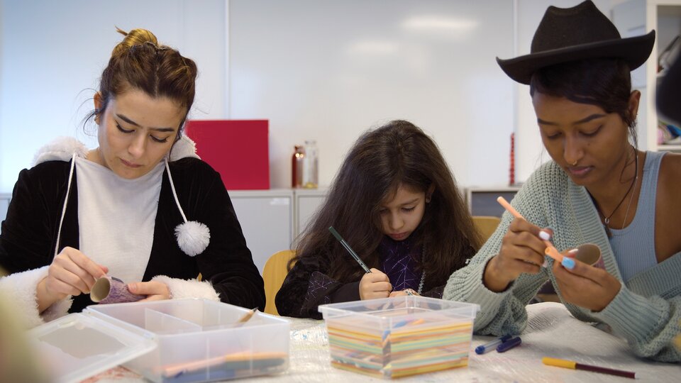 Beim wöchentlichen Familienhalbtag sind im MiA-Unterrichtsraum auch die Kinder der Teilnehmerinnen am Werk – hier beim gemeinsamen Basteln.