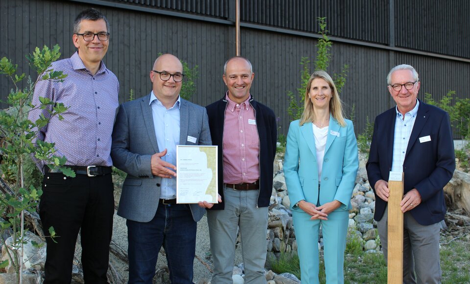 Preisträger RegioFair, v.l.: Igo Schaller, Vorsitzender Fachjury Umweltpreis; Urs Fanger; Andreas Nussbaumer; Nicole Lüthy-Widmer, Stiftungsrätin AKS; Robert Küng