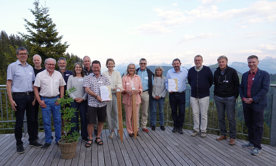 Nach der Preisübergabe: Vertretungen von BirdLife Luzern (mit Urkunde li.: Peter Knaus, Präsident) und Pro Rigi (mit Urkunde re.: Thomas Rieben, Präsident) sowie der AKS (ganz li.: Igo Schaller, Konsultativrat Umwelt; ganz re.: Ivo Roos, Stiftungsrat).