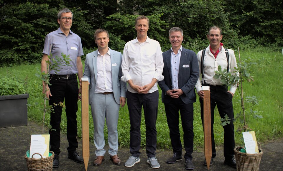 Nach der Preisvergabe im Le Théâtre in Emmen: (v.l.) Igo Schaller, Präsident Fachjury AKS; Benjamin Schmeißer und Sylvan Oehen, eoc energy ocean; Ivo Roos, Stiftungsrat AKS; Patrik Mürner, mycosuisse.